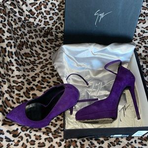 Platform pump with removable ankle strap